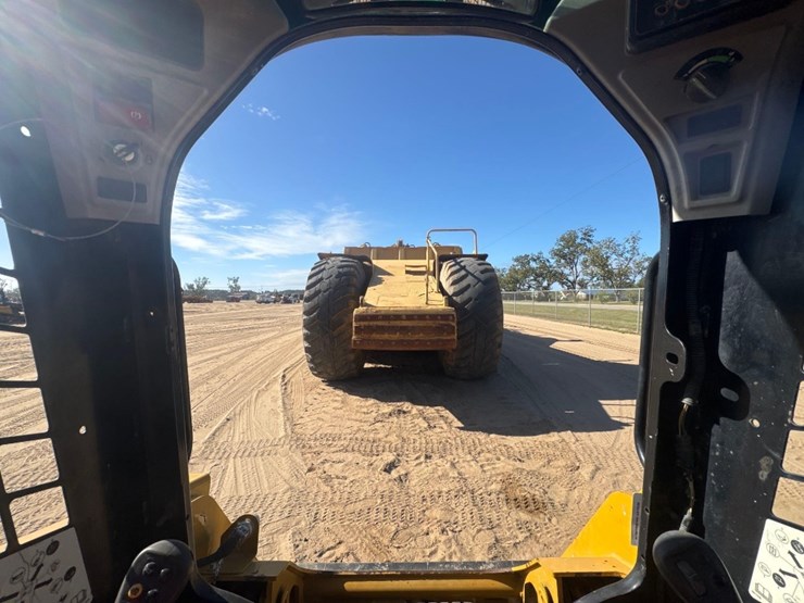 2020-caterpillar-259d3-image-25