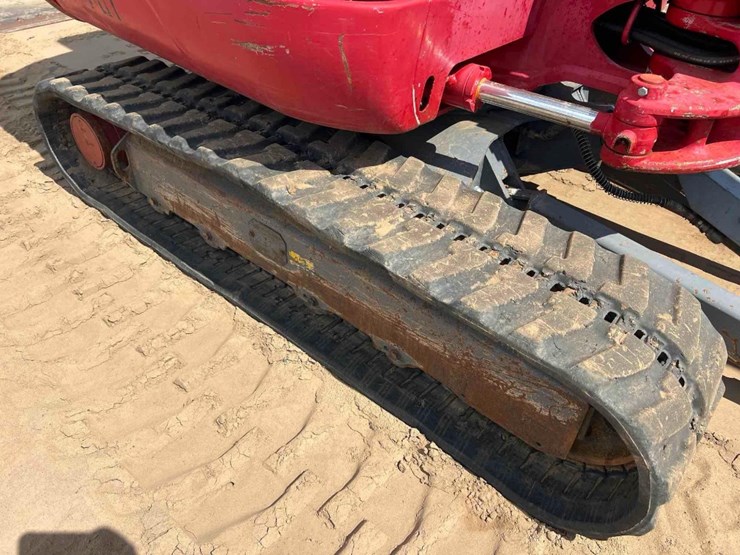 2017-takeuchi-tb240-image-16