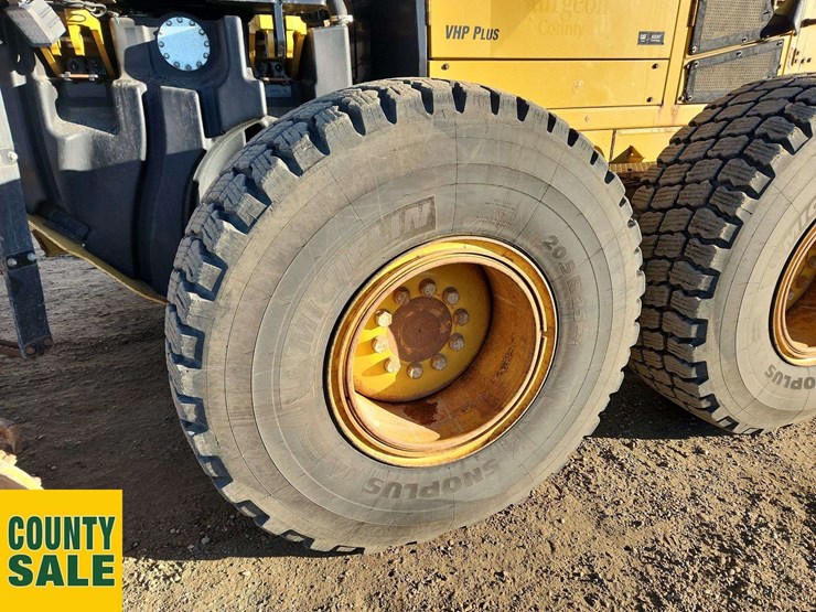 2015-caterpillar-14m-image-28