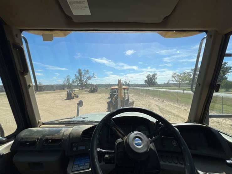 2014-komatsu-hm300-3-image-35