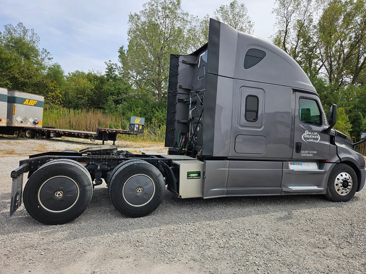 2019-freightliner-cascadia-126-image-21