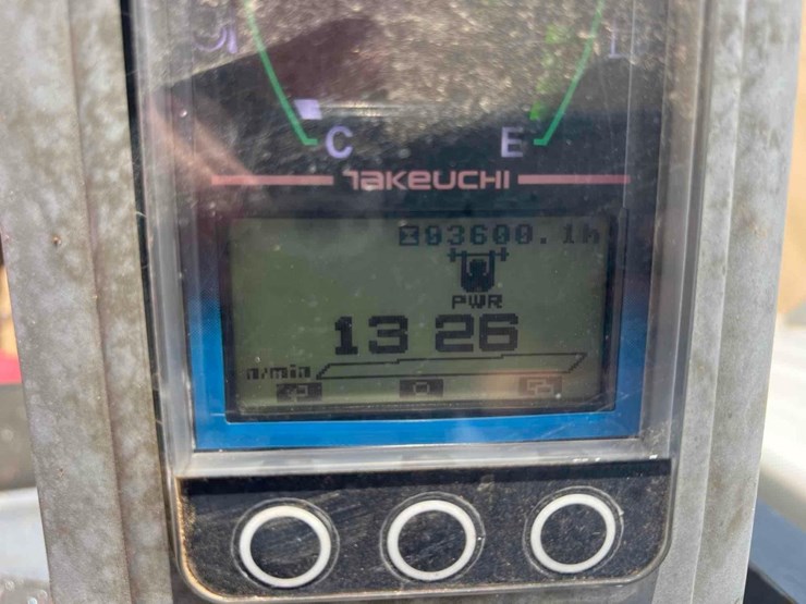 2017-takeuchi-tb240-image-31