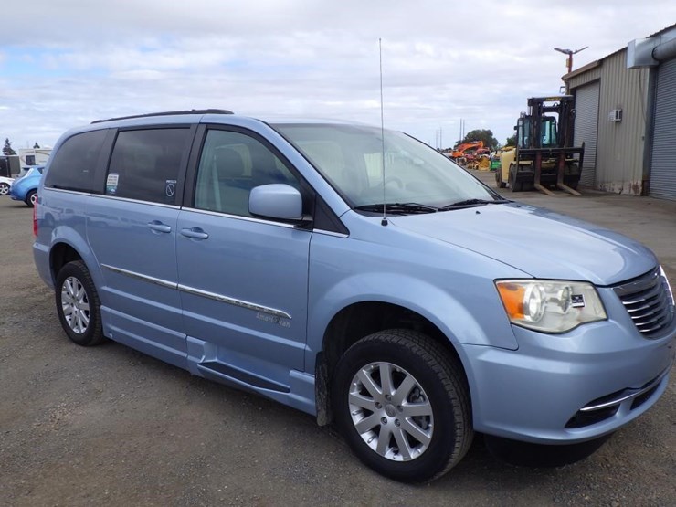 2013-chrysler-town-&-country-image-2
