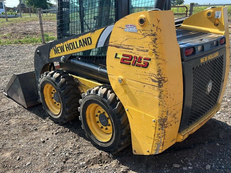 2011-new-holland-l215-image-21