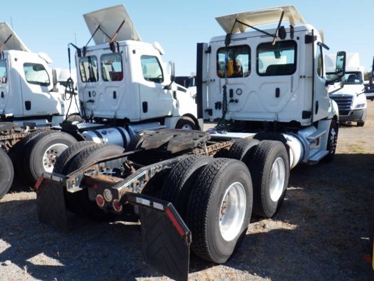 2018-freightliner-cascadia-126-image-7