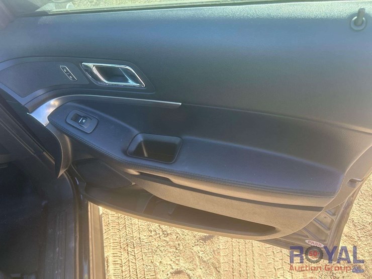 2016-ford-explorer-image-23
