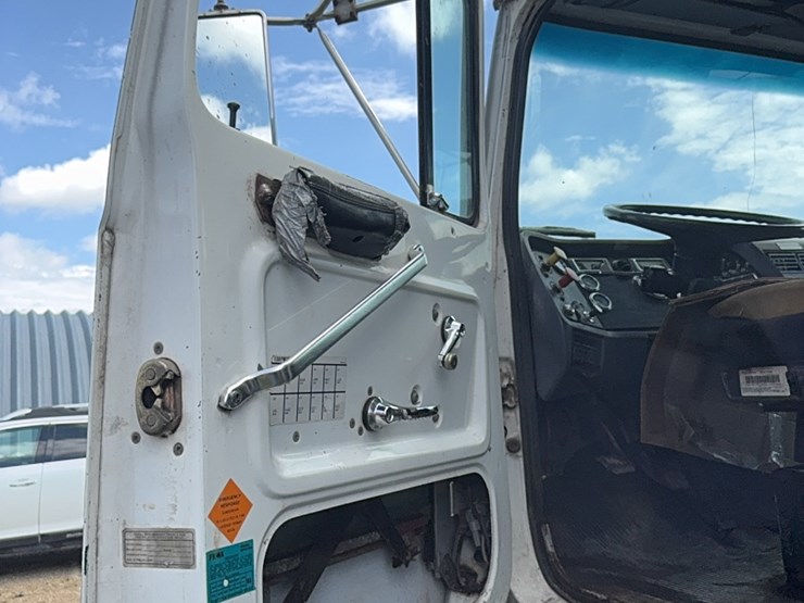 1995-ford-l9000-image-22