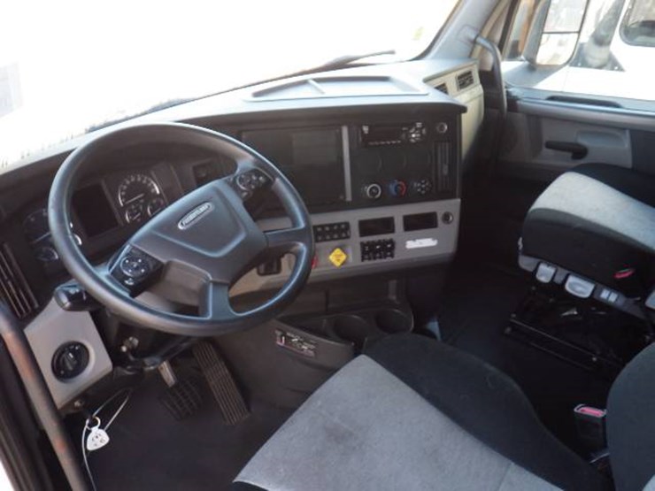 2019-freightliner-cascadia-126-image-10