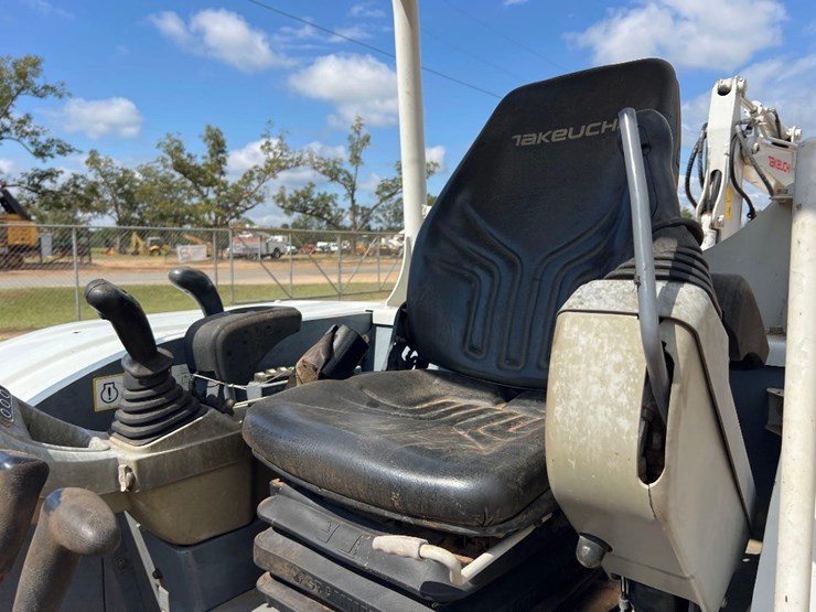 2018-takeuchi-tb240-image-31