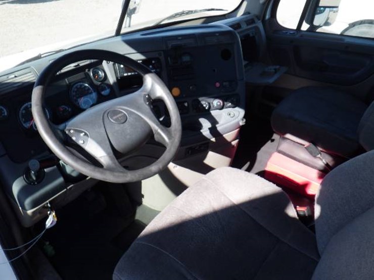 2017-freightliner-cascadia-113-image-8