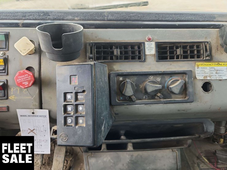 2001-freightliner-fl80-image-22