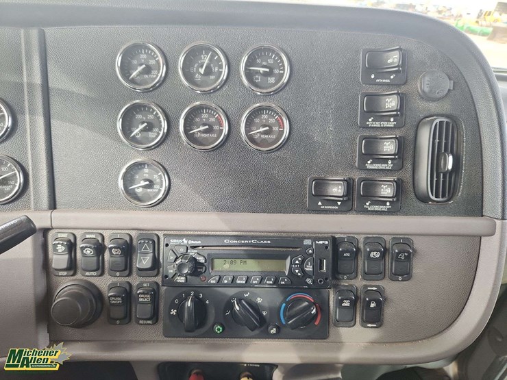 2014-peterbilt-384-image-22
