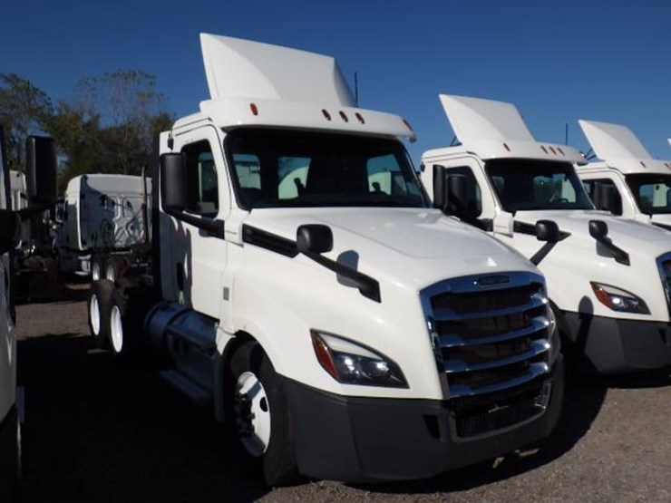 2018-freightliner-cascadia-126-image-2