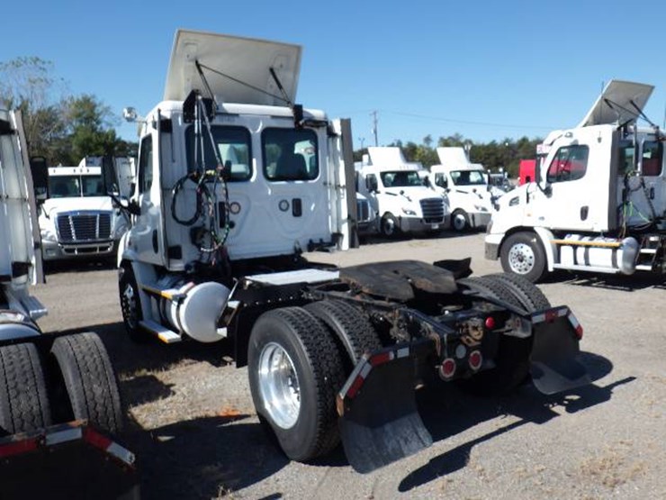 2017-freightliner-cascadia-113-image-7