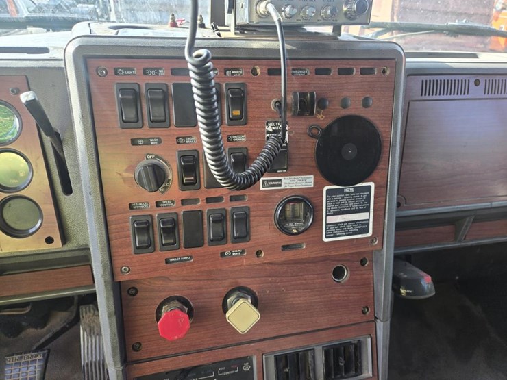 1997-mack-cl700-image-44