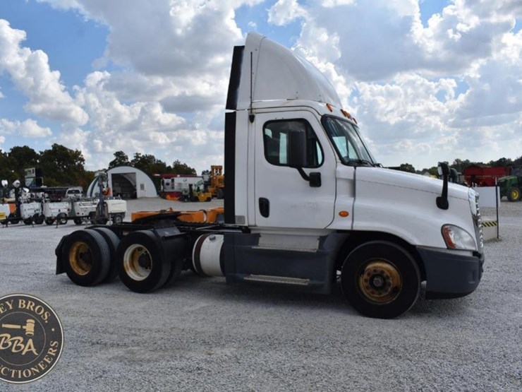 2015-freightliner-cascadia-125-image-9