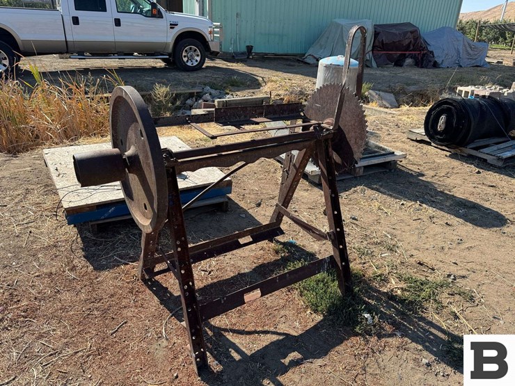 vintage-wood-saw-image-4
