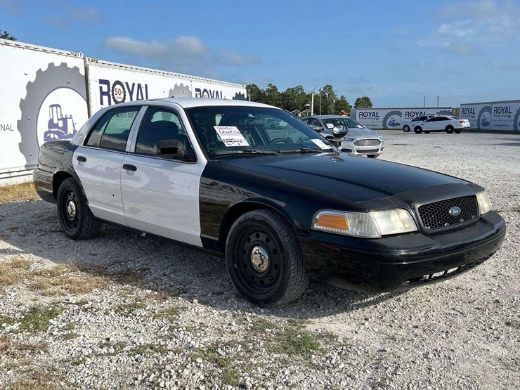 2011-ford-crown-victoria-sedan-image-2
