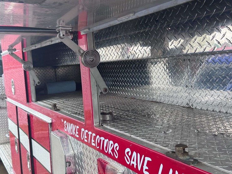 1984-e-one-ladder-truck-image-2