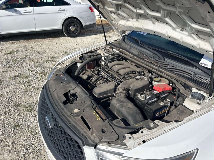 2015-ford-taurus-awd-sedan-image-7