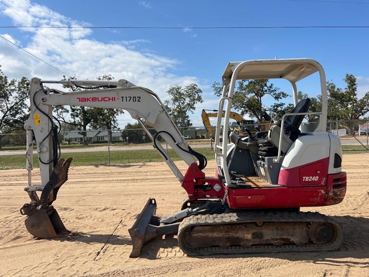 2018-takeuchi-tb240-image-1