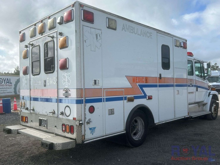 2003-freightliner-fl60-image-3
