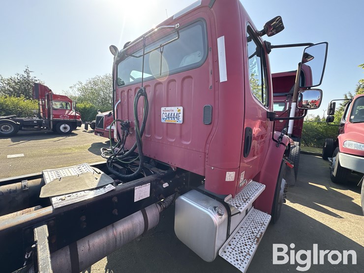 2004-freightliner-m2106-truck-tractor-image-15