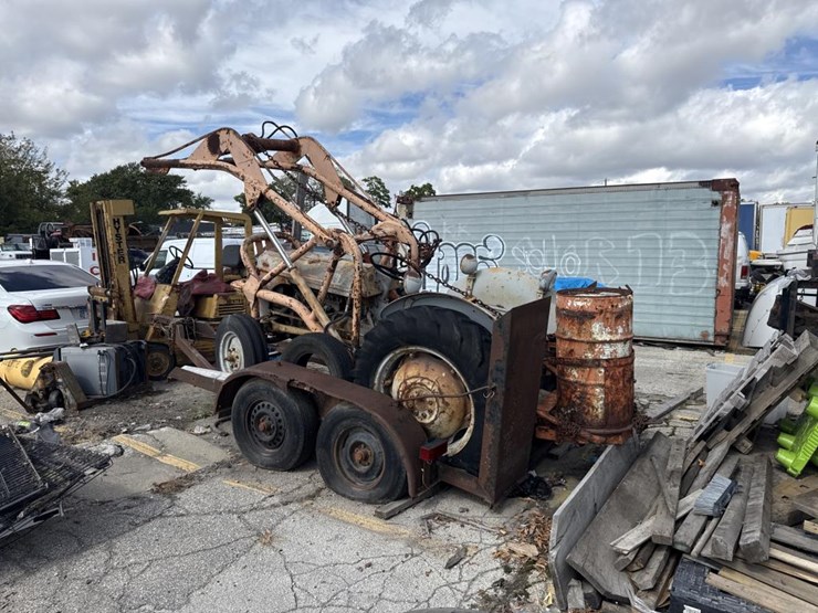 #2305-•-1953-ferguson-tractor-w/-tandem-axle-trailer-image-3