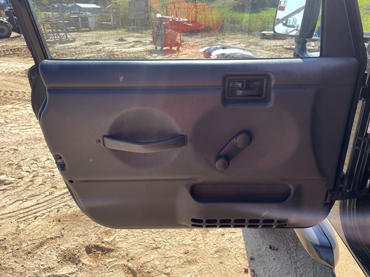 2000-jeep-wrangler-sport-image-42