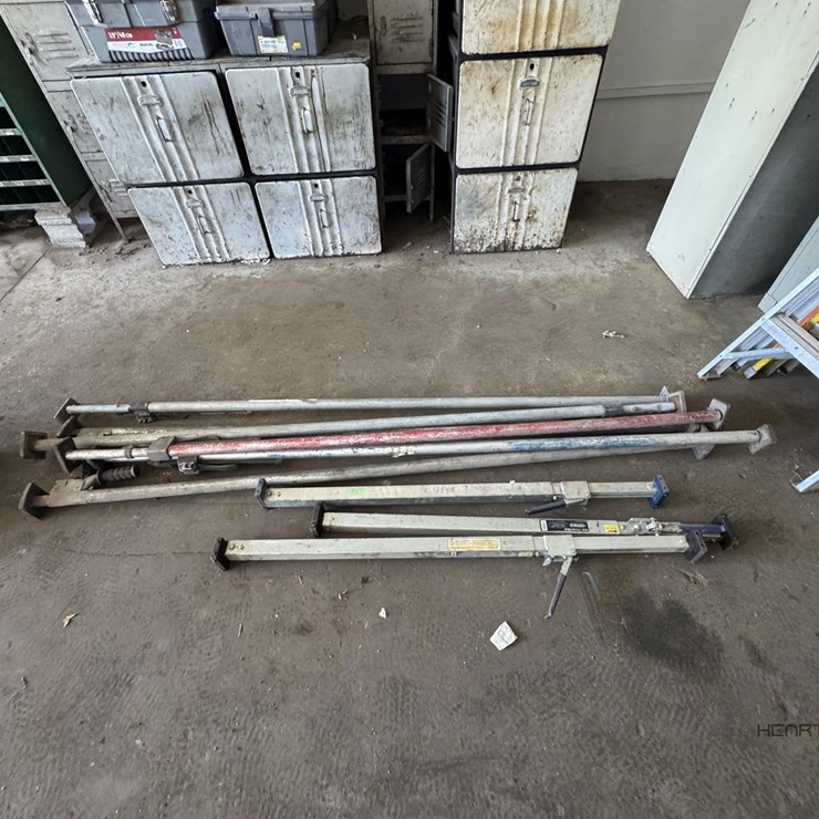 ASSORTED LOT OF SUPPORT JACK POSTS ASSORTED LOT OF SUPPORT JACK POSTS