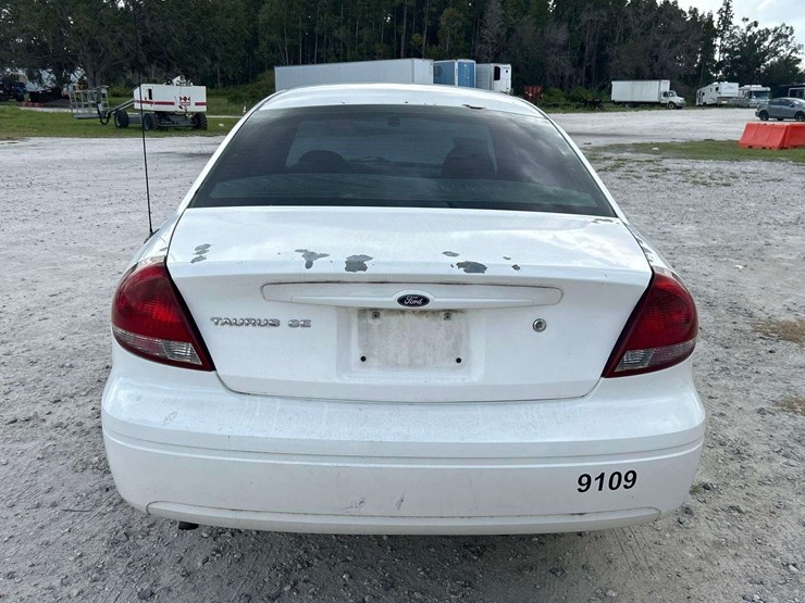 2006-ford-taurus-se-sedan-image-25