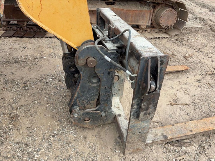 2004-caterpillar-th560b-image-11