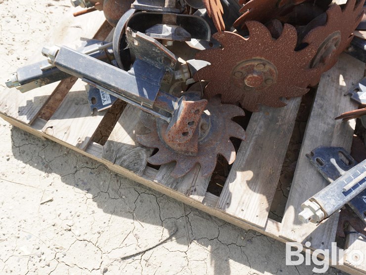 yetter-screw-adjust-trash-managers-image-10