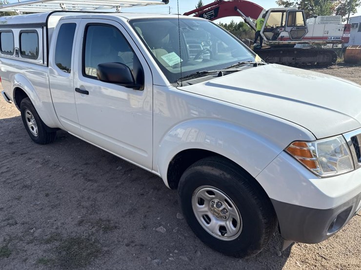 #2906-•-2017-nissan-pickup-truck-image-18