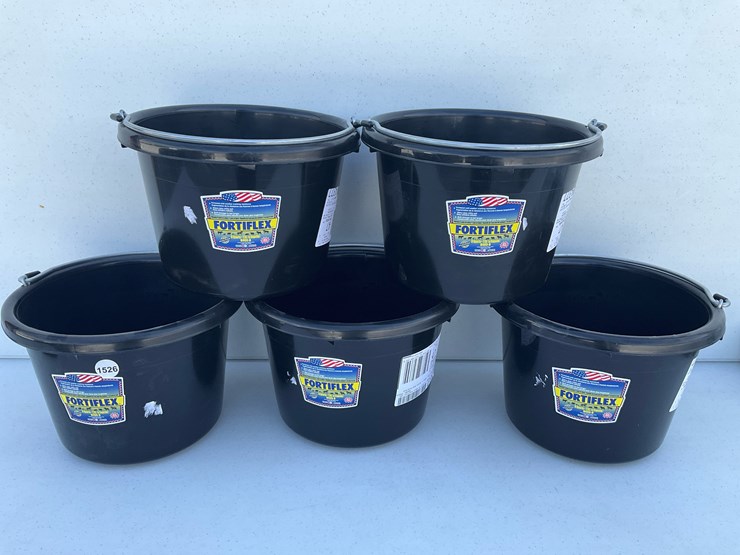 #1526-•-8-qt-livestock-buckets-image-2