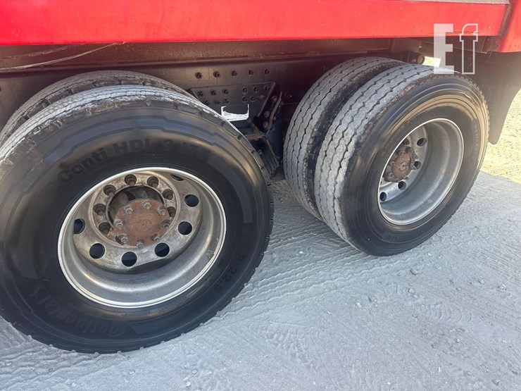 2019-peterbilt-567-image-16