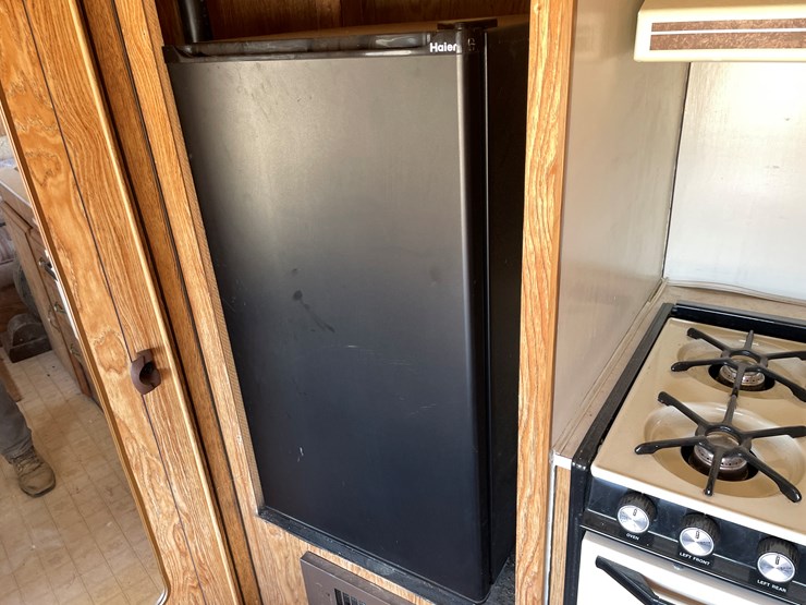 #1900-•-1989-companion-gooseneck-camper-(has-wi-title)-image-54