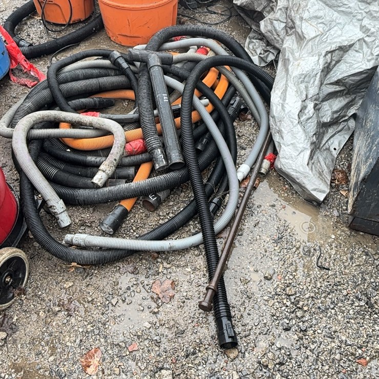 QTY OF SHOP VACCUUM HOSE SUPPORT EQUIPMENT