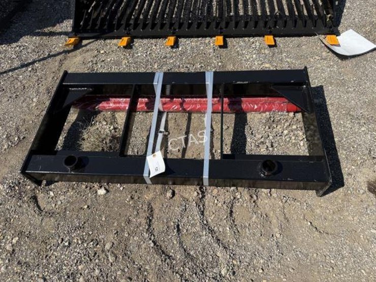#128-•-skid-steer-bale-fork---47"-image-1