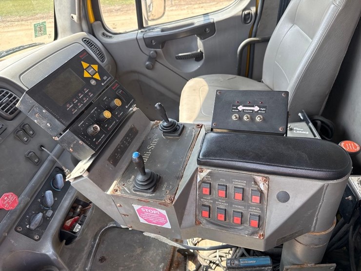 2003-freightliner-buisness-class-m2-spreader-trk-image-29