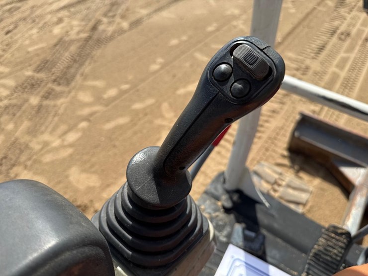 takeuchi-tb240-image-29