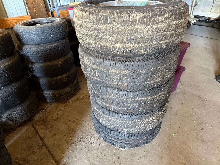 255/75r17-tires-on-jeep-5-bolt-rims-image-1