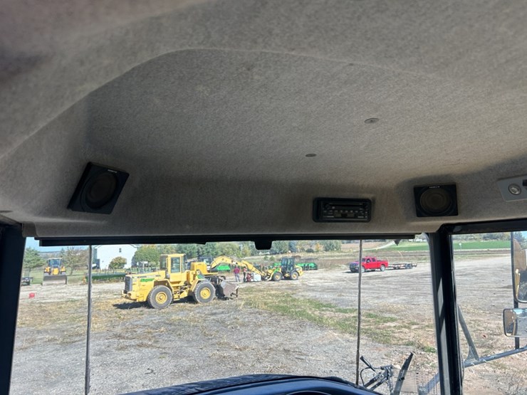 2004-volvo-a40d-image-35