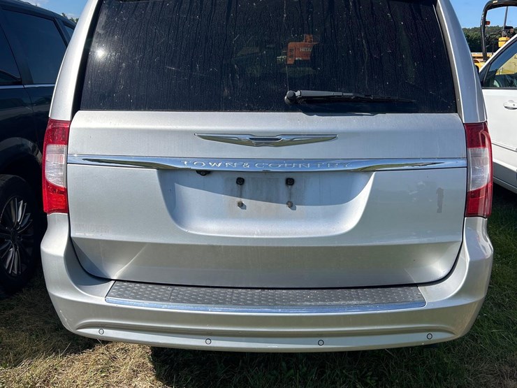 2012-chrysler-town-and-country-image-5