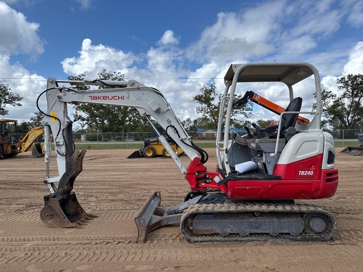 takeuchi-tb240-image-1