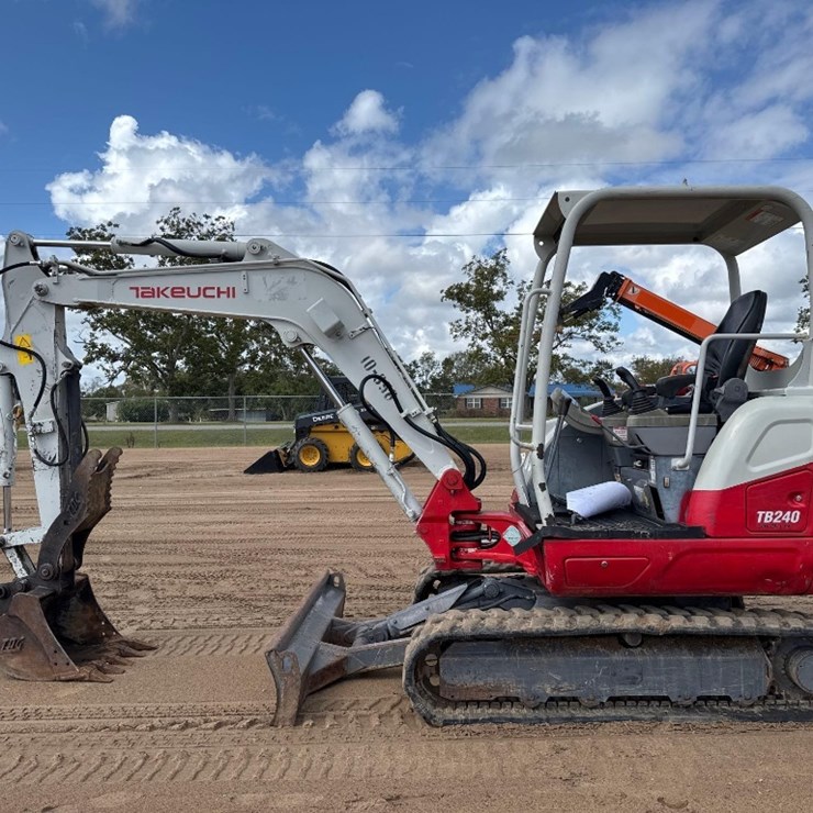 TAKEUCHI TB240