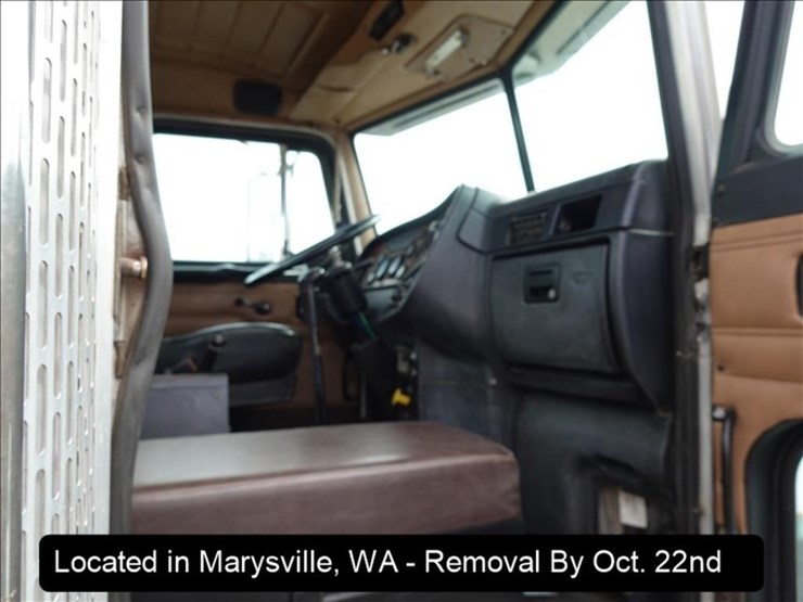 2001-peterbilt-357-image-18