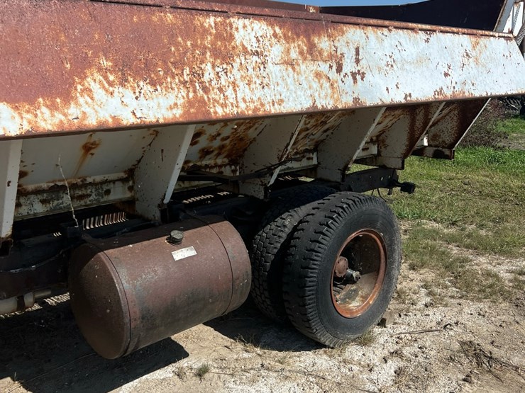 1972-chevy-single-axle-truck,-big-block-motor,-been-sitting,-believed-to-run,-drivers-door-issue-image-9