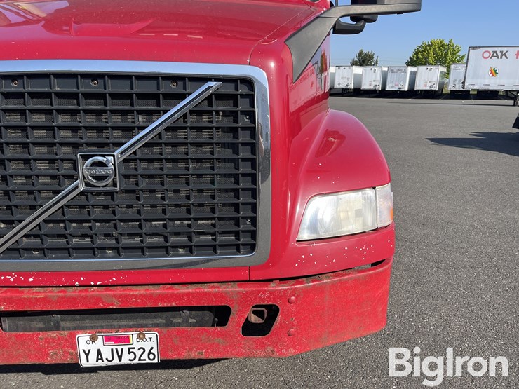 2016-volvo-truck-tractor-image-9