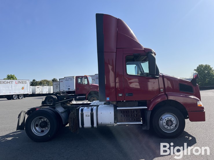 2016-volvo-truck-tractor-image-4